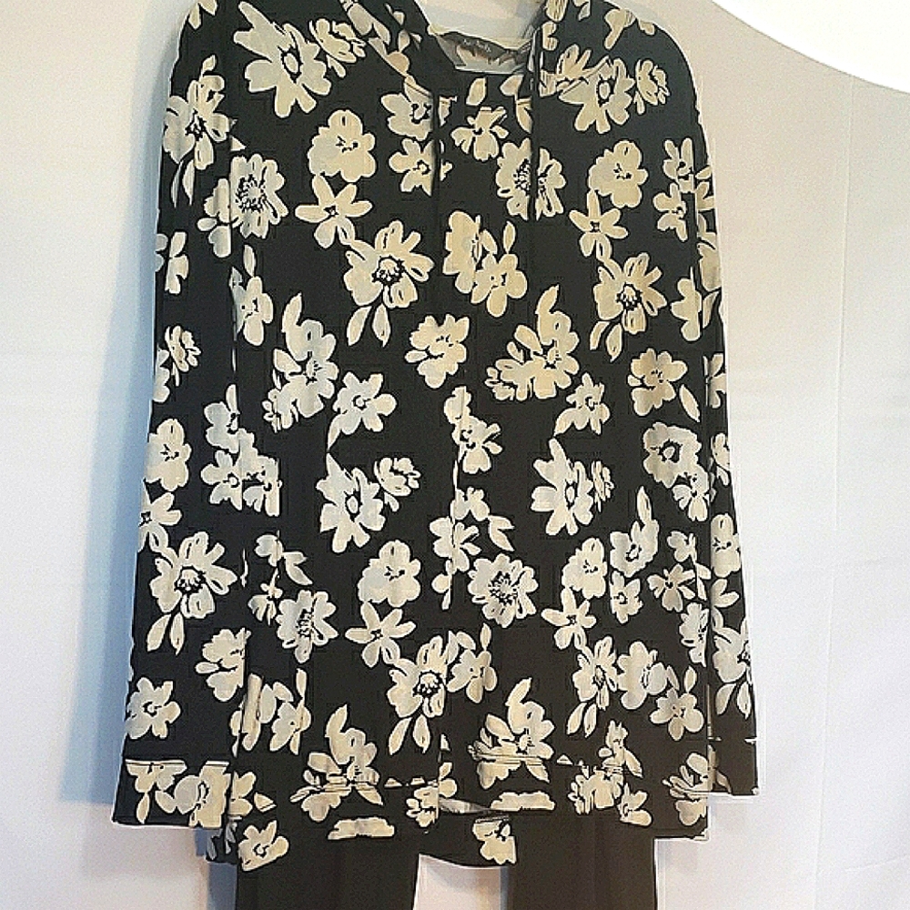 AnyBody Black and White Floral Top with  Black Elastic Waist Jogging Pants